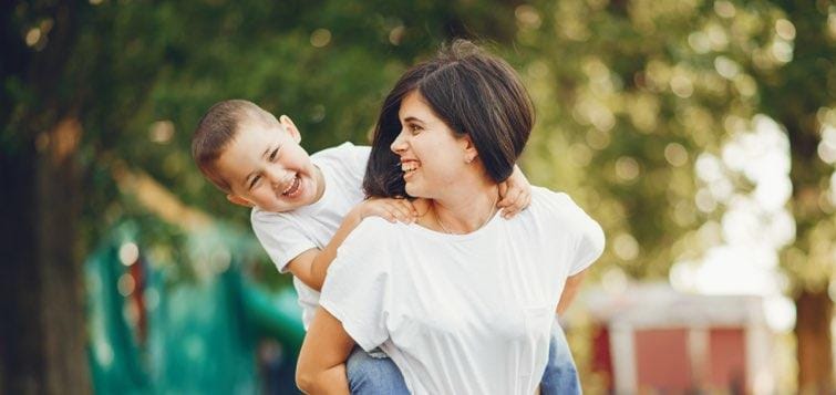 Mère et son fils sur son dos complices