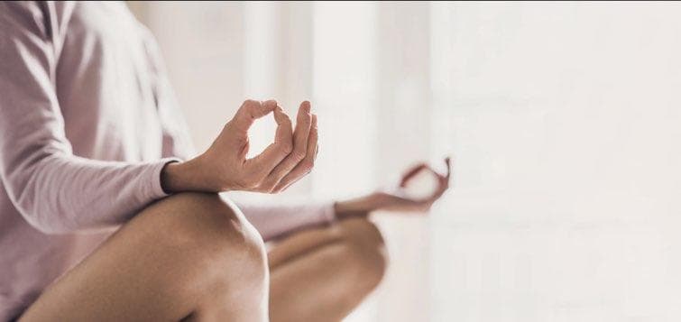 Femme en séance de méditation