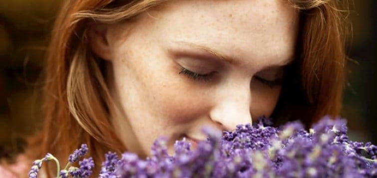 Jeune femme rousse sent la lavande