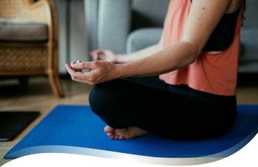 Femme en séance de yoga