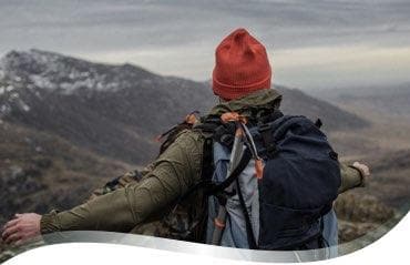 Randonneuse en haut d’une montagne profite de la vue