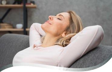 Femme blonde qui s’étire sur le canapé