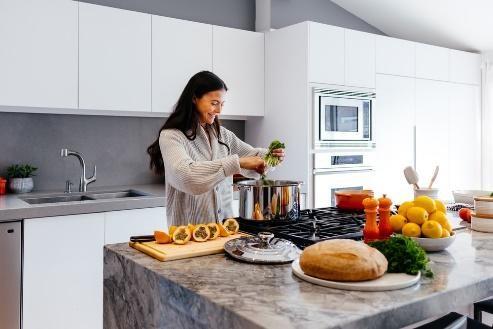 Femme dans sa cuisine
