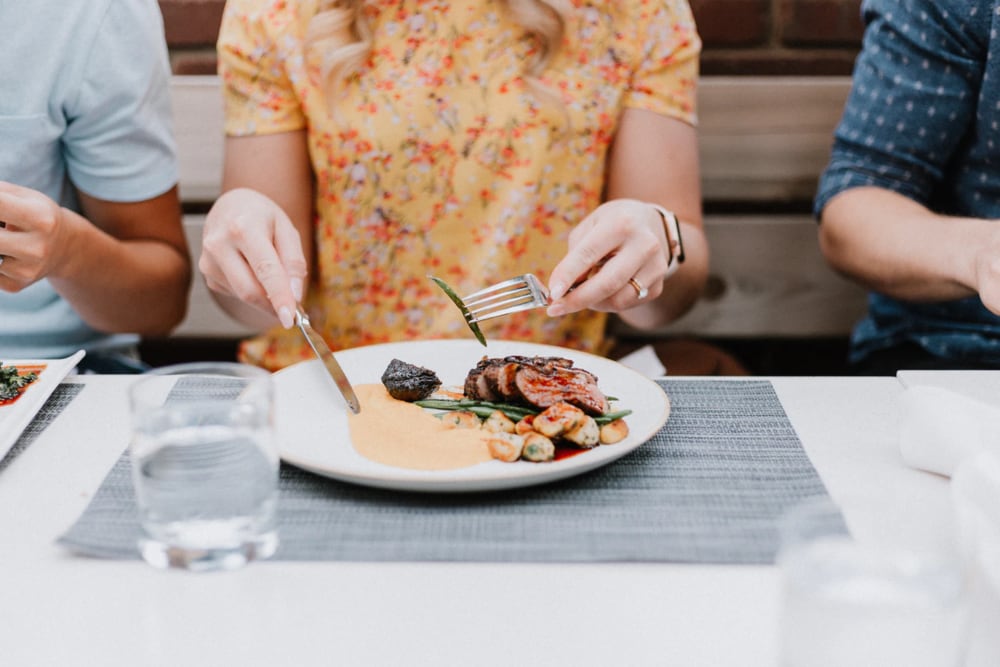Femme qui mange
