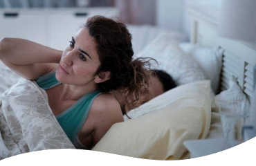 :   Femme se réveille au côté de son mari